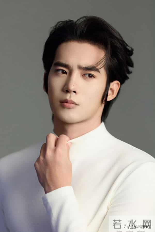 12月首日暖意拉满！于适穿“匠心针线”把温柔焊在穿搭里。