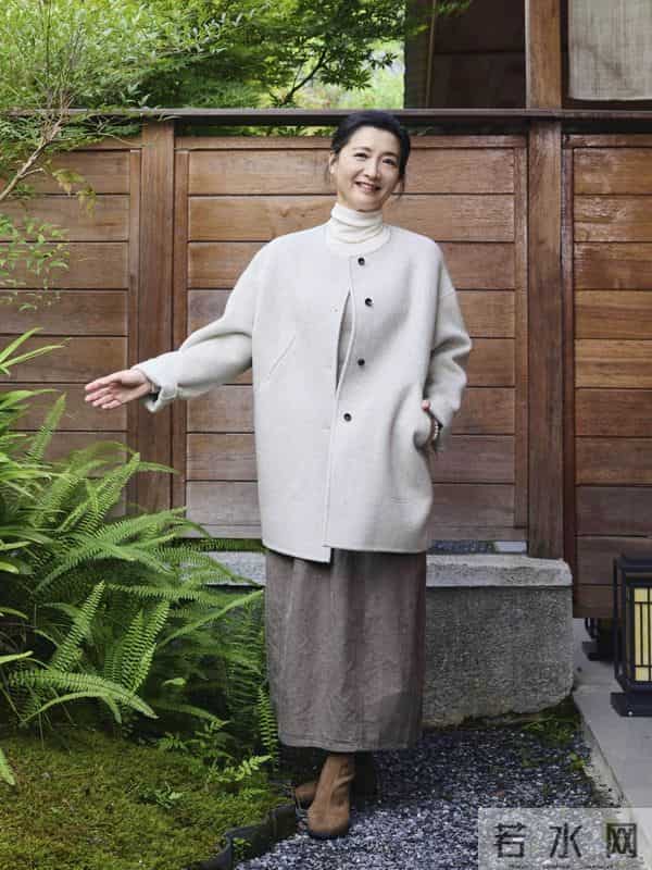 这才是60+女人的打扮，不浮夸不装嫩，以简约的装扮穿出优雅气质