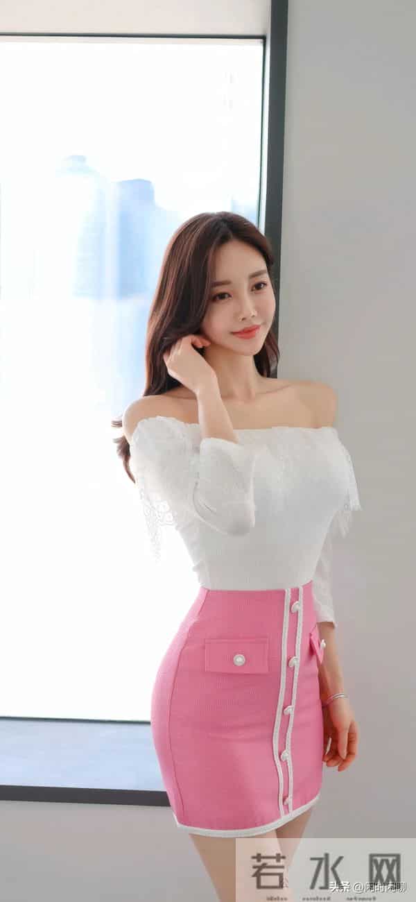 一字领露肩白衫，配粉色高腰短裙，简约优雅。