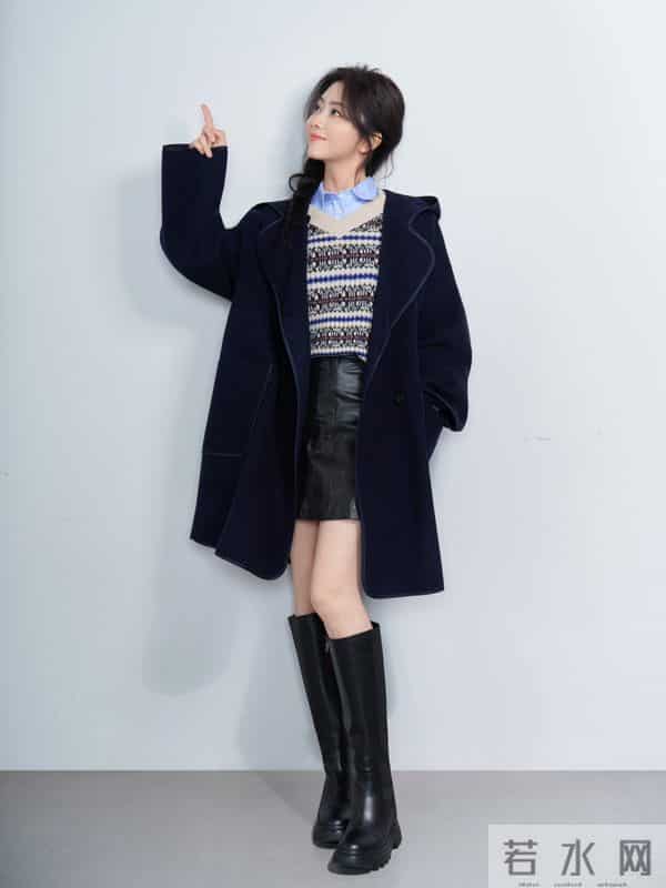 针织衫+皮裙+厚底靴，叠穿的小心机是暖甜又带飒