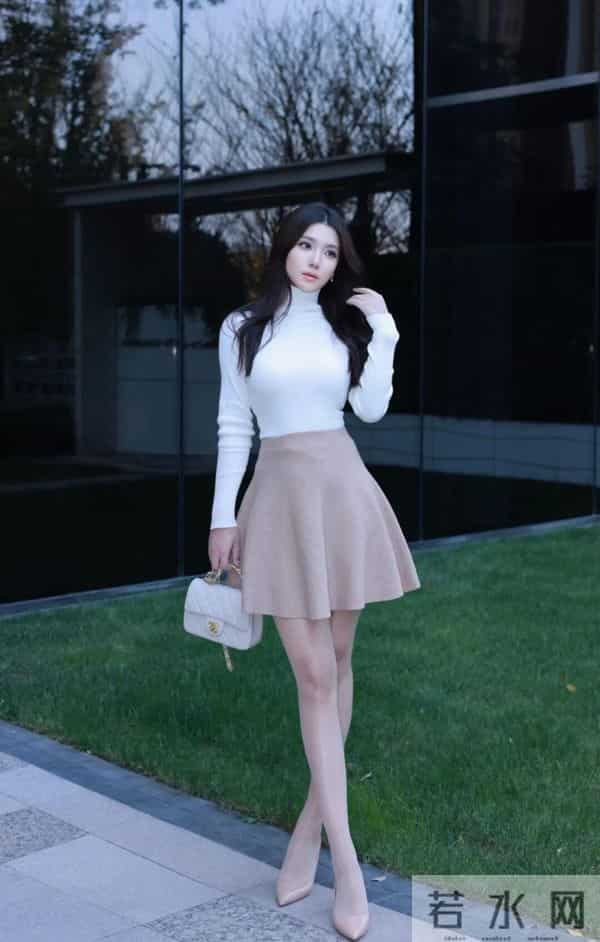 白色高领长袖上衣+粉裙+光泽袜，温柔甜美、舒适又时尚的气质穿搭