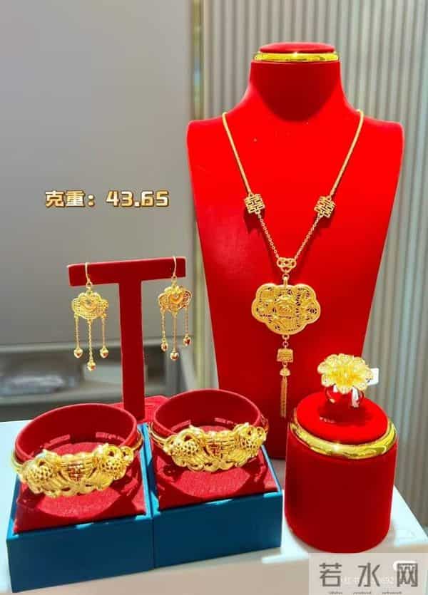 空心又显大，5万元内置办华丽“五金”！品牌金价超1300元-克，5D硬金首饰成结婚“香饽饽”