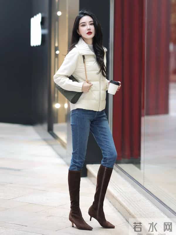 最近火了一种穿法，叫“牛仔裤+过膝靴”，时髦显腿长，回头率高
