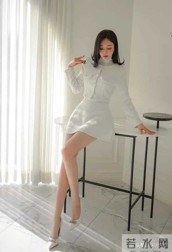 米白套装缀珍珠纽扣，配短裙高跟鞋，简约优雅。