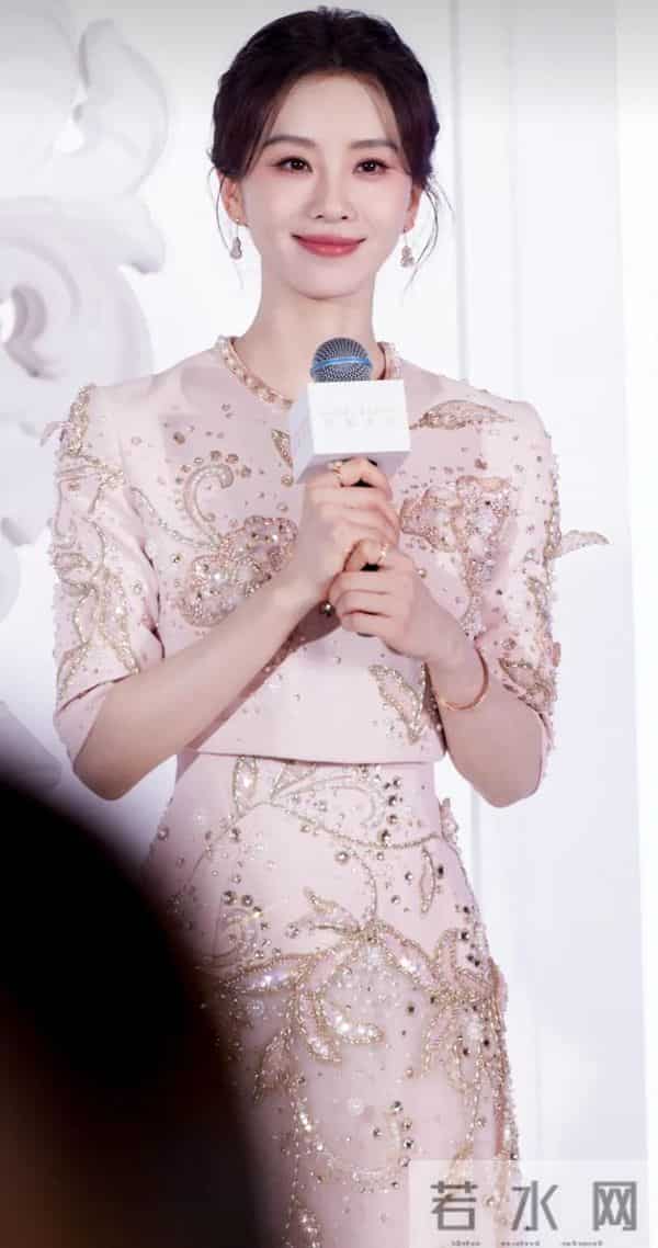 刘诗诗，这种妆感如“白瓷美人”，白里透粉发光的皮肤！美极了！