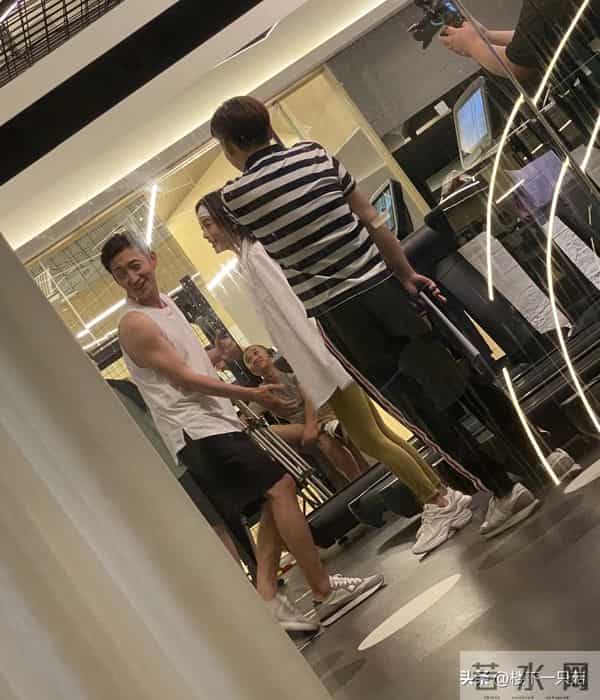 王阳新剧杀青 黑背心配大衣 胸肌发达 肌肉线条流畅 47岁像27岁帅小伙