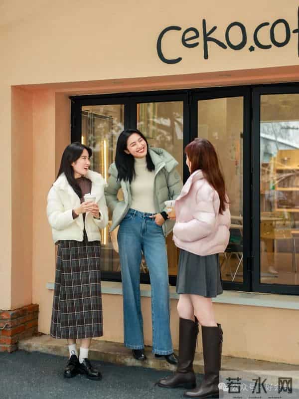 最近火了一件外套，叫“面包羽绒服”，时髦不显臃肿，高级又保暖