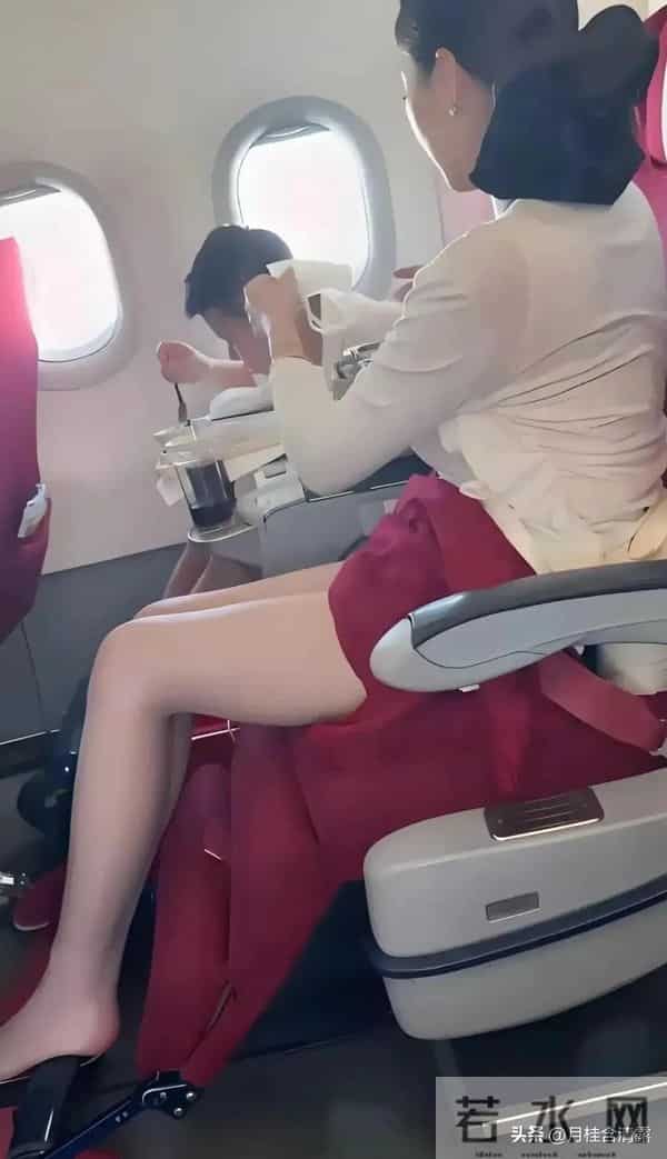 天呐，第一次见比空姐还漂亮的乘客，这穿搭妆容一看就是贵妇