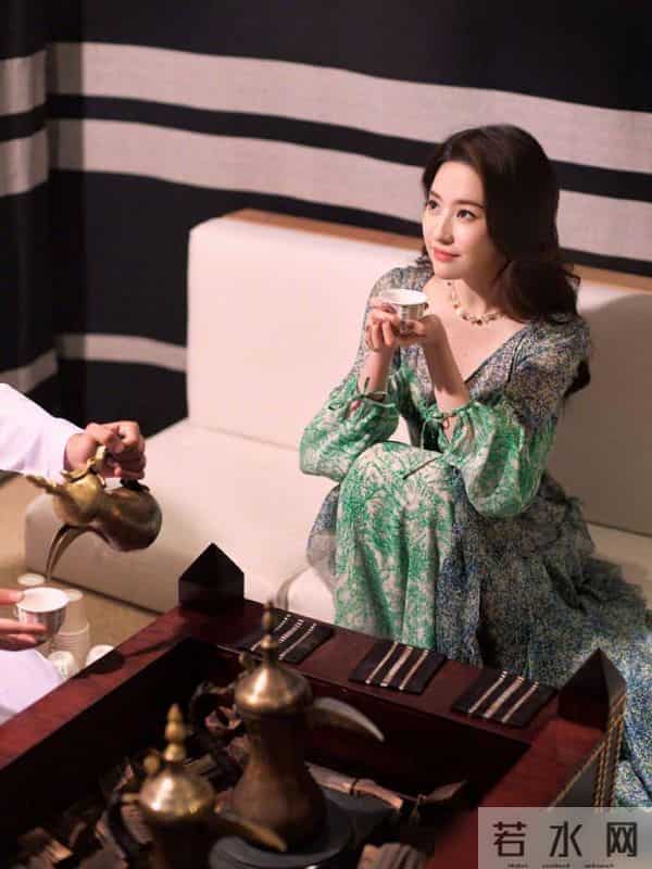 刘亦菲和景甜高端甜美的穿搭，不如白鹿扎染吊带裙清新减龄又时尚