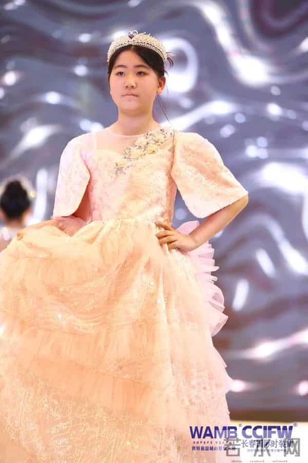 2025长春国际时装周 “落音”品牌年度首秀演绎冰雪风尚