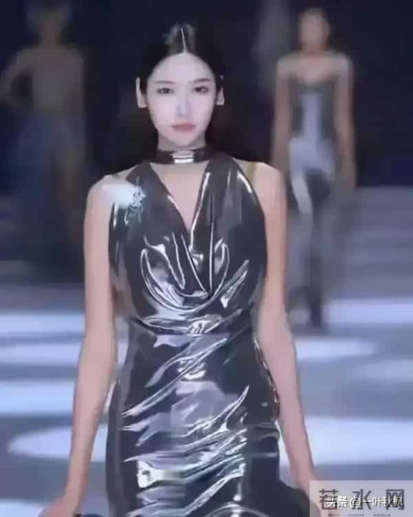 评委比模特还漂亮，身材简直是天花板，身材高挑，气质优雅迷人！