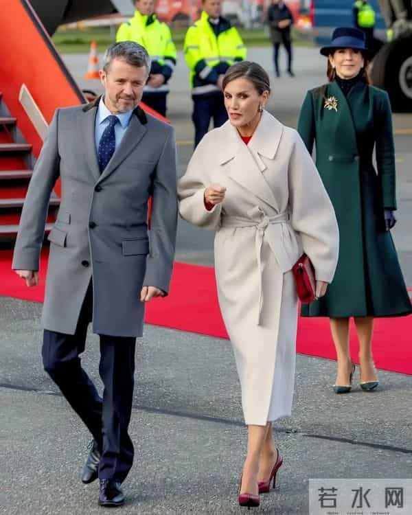 看西班牙王后穿搭，我悟了：衣不花哨，内搭简约，既显气质又优雅