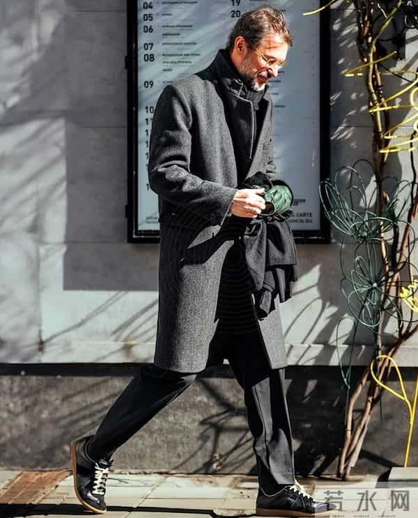 50岁男人想要年轻：穿要简洁有型、裤优雅、戴假发，老了也照样帅