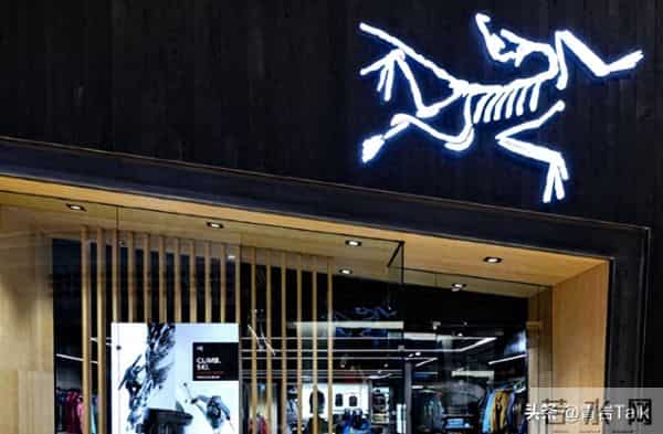 始祖鸟增速三连缓！靠亮色女款破圈，专业基因会稀释吗？