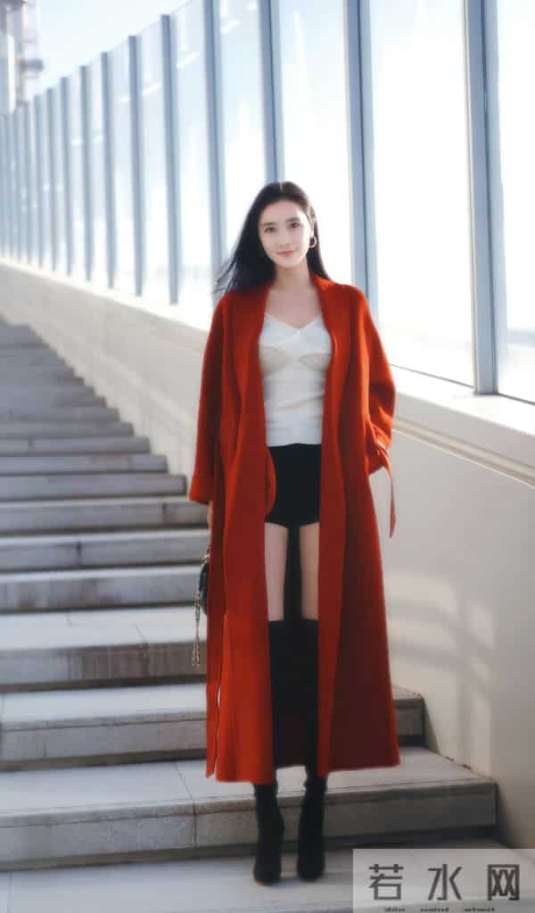 「明艳松弛辣妹风」把高饱和红的气场和露腿的轻性感揉得又艳又飒