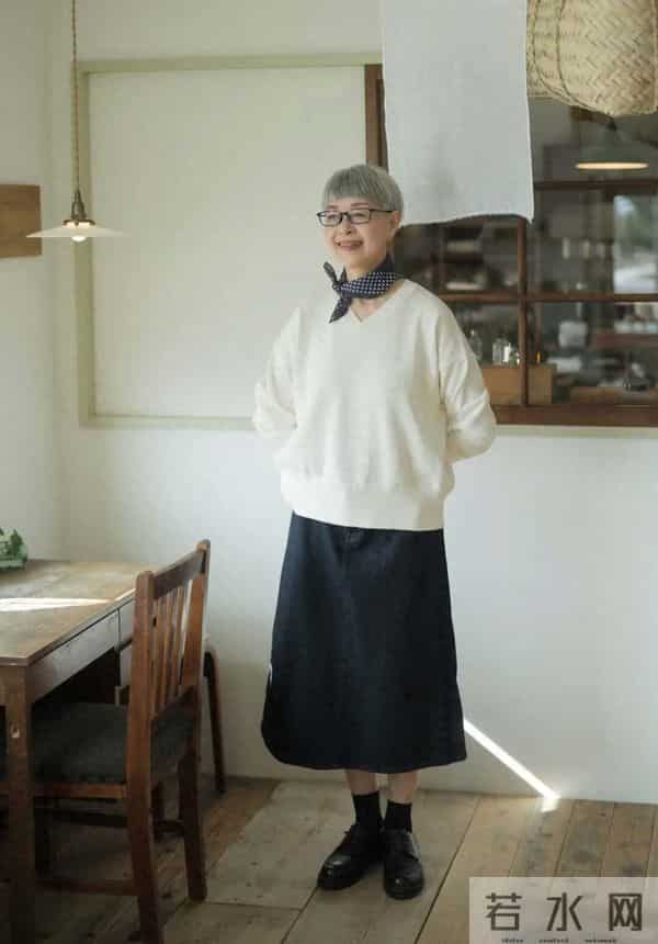 被这位60+白发奶奶惊艳到！长相不出众衣品却高级，美得优雅