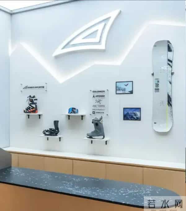 套现11亿后大转向！始祖鸟弃硬核染粉，国货围剿下还能狂赚？