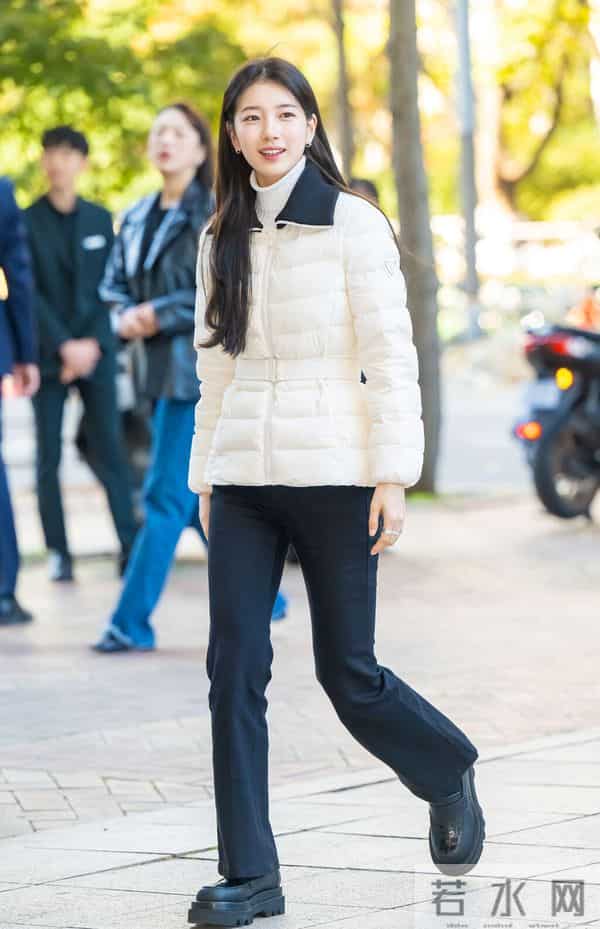 羽绒服内搭优选这几类最合适！简单方便又耐看，室内室外都洋气