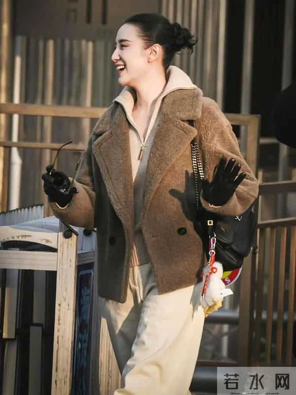 被44岁宋佳的穿搭惊艳到！羊羔毛外套翻领毛衣阔腿裤，时髦洋气！