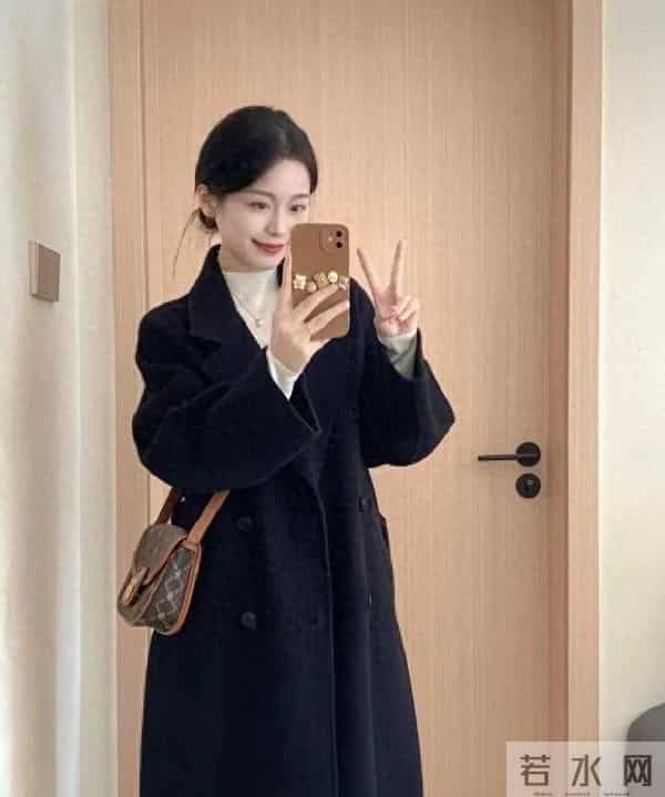 “黑色大衣+直筒裤”，真的太经典了，随便穿都气质又好看！