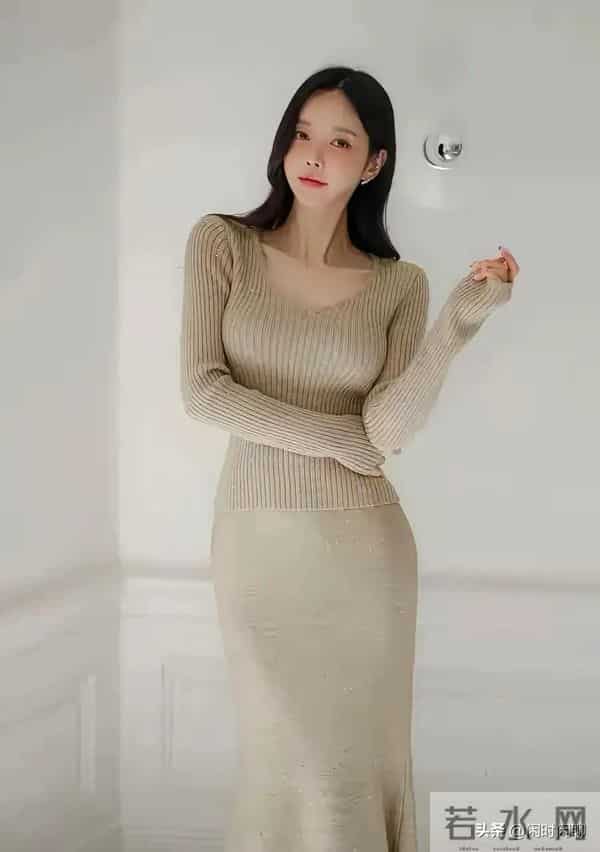 浅米色V领针织衫搭配修身鱼尾裙，简约优雅，凸显身材曲线。