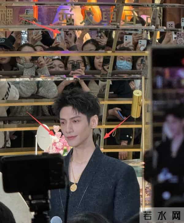 罗云熙空降杭州状态不佳！脸颊凹陷瘦成皮包骨，笑容诡异引热议