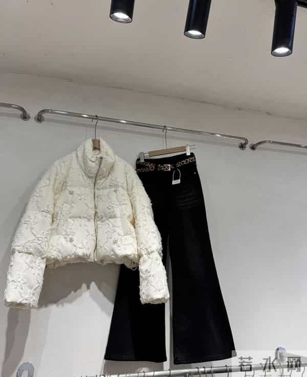 冬天出门别再披着厚棉袄了，这几件衣服保暖又时尚。