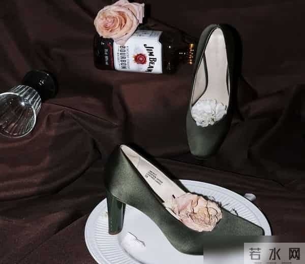 “女人味”失去吸引力了？高跟鞋被“抛弃”，市场迎来寒冬