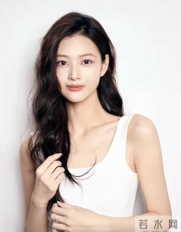 国色天香：北电校花易子茗，绝世倾城的容貌触动人心