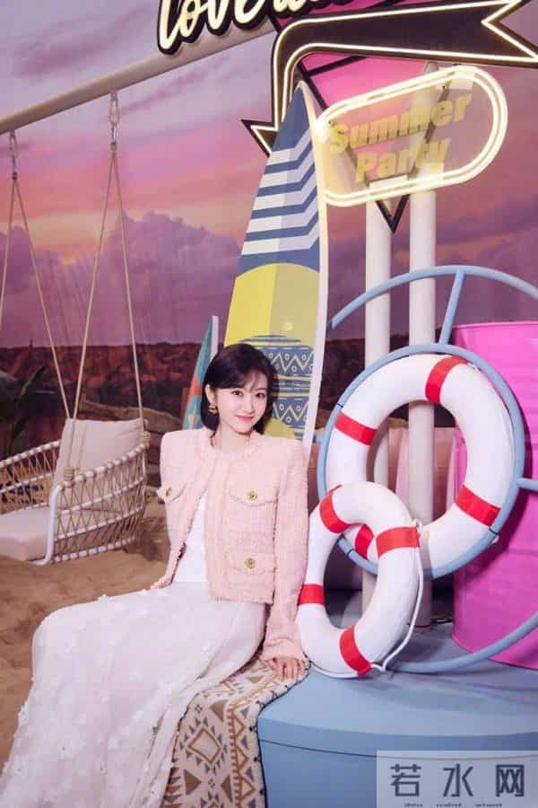 刘亦菲和景甜高端甜美的穿搭，不如白鹿扎染吊带裙清新减龄又时尚