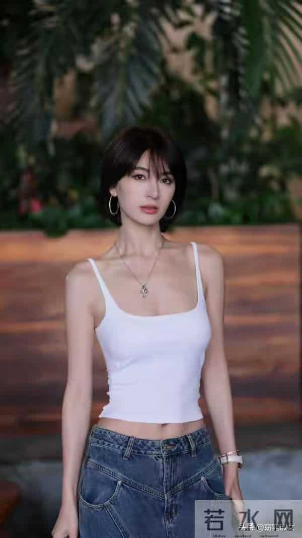 蒋菲菲穿白色小吊带牛仔裤洋气时髦，姐姐的腰真是“夺命”的刀!