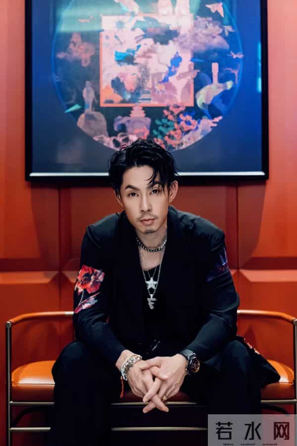 47岁吴建豪“瘦太狠”，穿吊带背心出门真抗冻，胡子拉碴像老头！