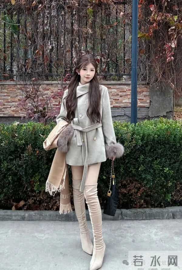 秋冬“中长毛呢+长筒靴”，秋冬温柔又显身材