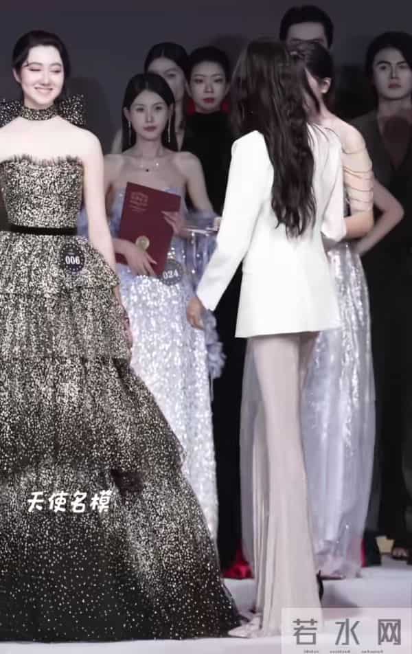 颁奖的比中奖的更美，徐敏也是风韵犹存的，身材一点不比超模差