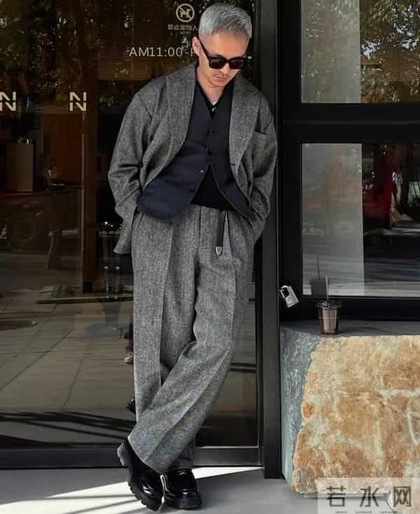 50岁男人想要年轻：穿要简洁有型、裤优雅、戴假发，老了也照样帅