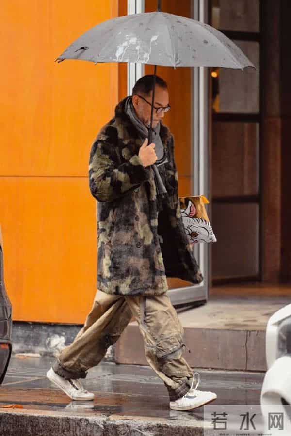 “上海爷叔”太会穿了：大衣配围巾，爱戴帽子，看着时髦又有腔调