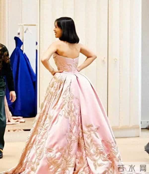 王传福女儿打入巴黎名媛圈，学霸模板长相可人，一抹红裙放光彩