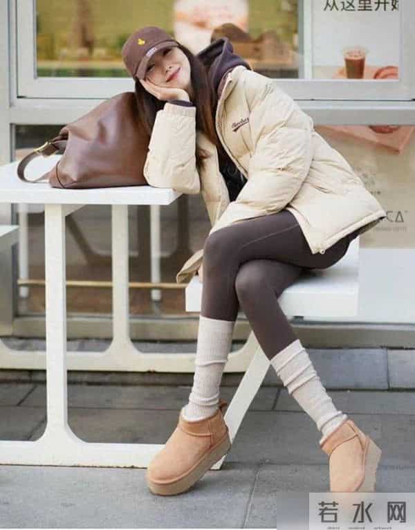 被杭州街拍惊艳了！满街都是“冬服+瑜伽裤”，洋气时髦又保暖