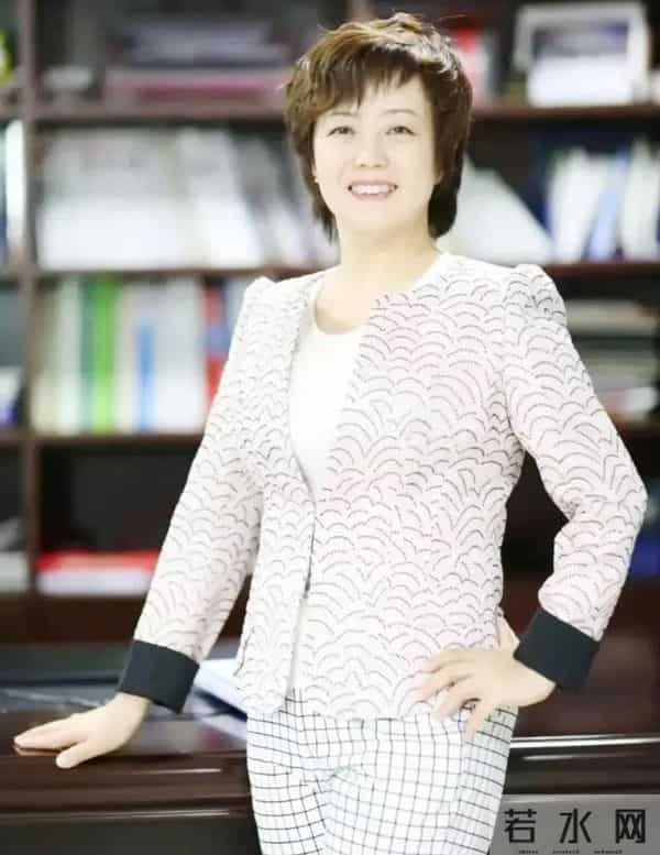 王传福女儿打入巴黎名媛圈，学霸模板长相可人，一抹红裙放光彩