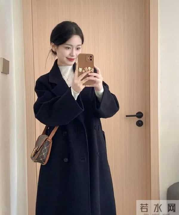 “黑色大衣+直筒裤”，真的太经典了，随便穿都气质又好看！