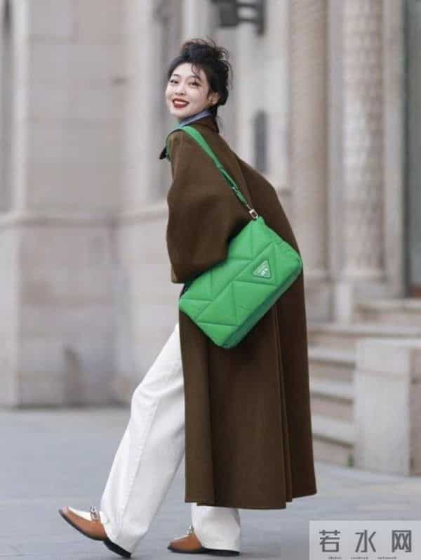 皮肤偏黄偏黑的女人，秋冬少穿“棕色”！这3种颜色更高级显白