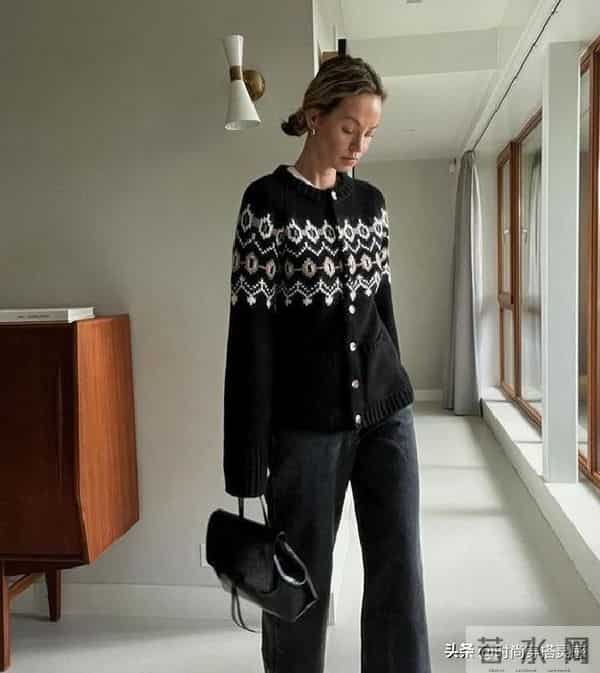 30年前的流行的毛衣又流行回来了,这样穿时髦复古!