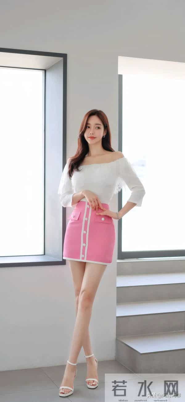 一字领露肩白衫，配粉色高腰短裙，简约优雅。