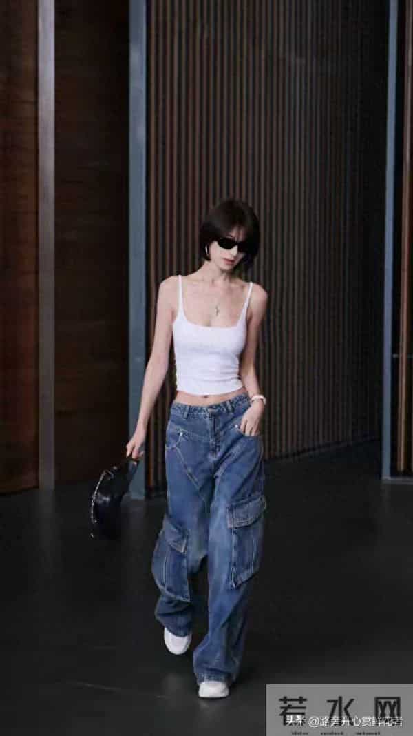 蒋菲菲白色小吊带牛仔裤穿搭，这真是魔鬼身材