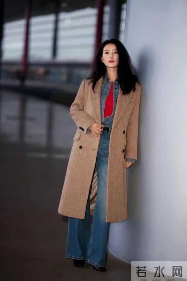 今冬流行的大衣，长款更时髦，搭配直筒裤、半身裙，干练又优雅