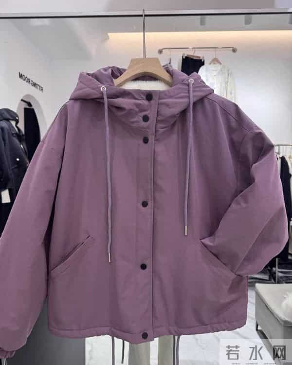 冬天出门别再披着厚棉袄了，这几件衣服保暖又时尚。