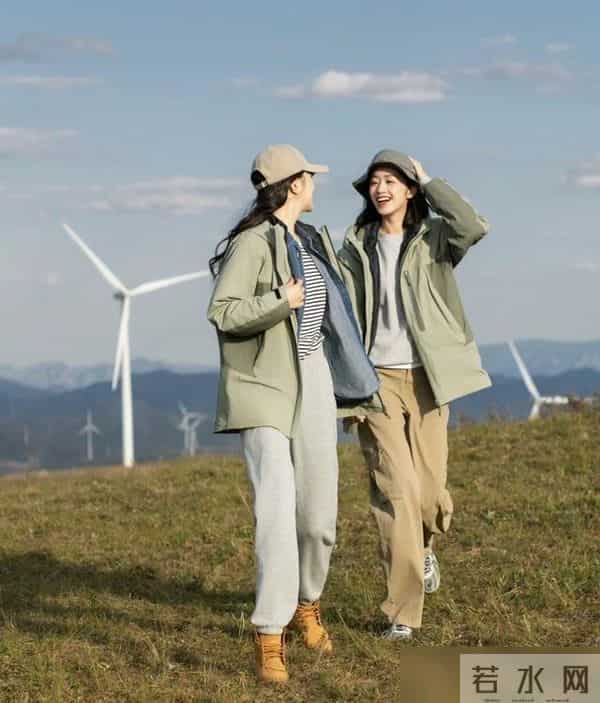 立冬后才发现：不兴羽绒服了！满大街都在穿“冲锋衣”，保暖时髦