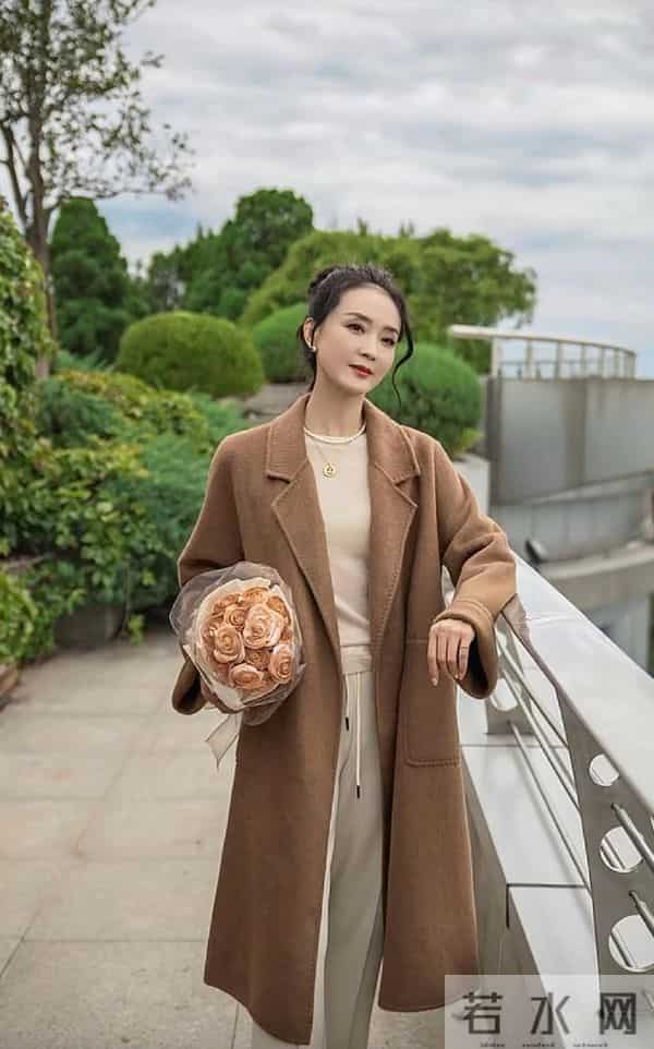 51岁王艳穿毛呢外套配阔腿裤，31岁青春模样让人羡慕