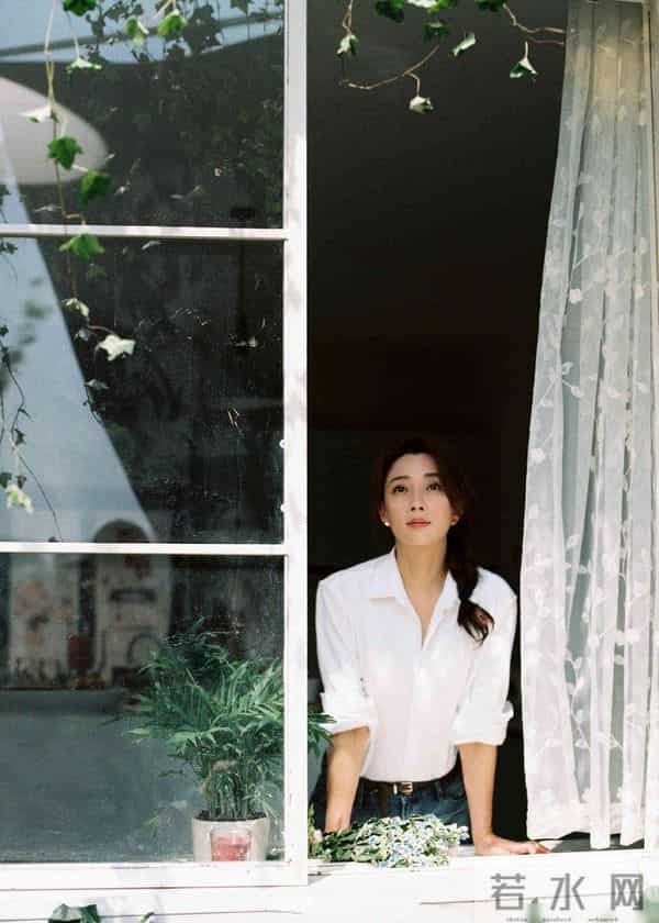 殷桃生活写真曝光！把法式优雅演绎出中式味道，简约时尚透着高级