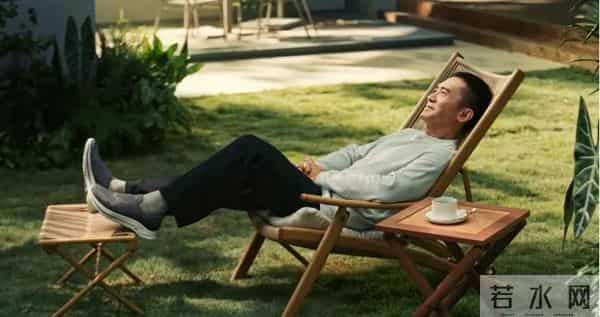 韩剧女主穿火的鞋，这回真成美国足力健了